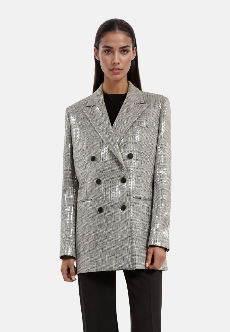 Dubbelgeknopte blazer in een grijze ruitpatroon met glanzende pailletten. Voorzien van pieklapels, twee zijzakken en zwarte knopen.