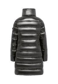 Zwarte pufferjack, glanzend nylon materiaal, knielang, boxy vorm, hoge kraag, met horizontaal gestikte delen en een achterzak.