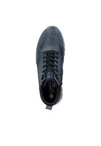 Sneaker con tomaia testurizzata blu scuro, lacci neri e colletto imbottito. Presenta un logo sulla linguetta e una suola in gomma.