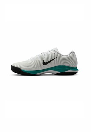 Witte sportschoen met een gestructureerd oppervlak, zwarte swoosh-logo, teal accent op de midzool en een zwarte rubberen zool. Gevoerde kraag en veters.