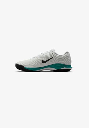 Witte sportschoen met een gestructureerd oppervlak, zwarte swoosh-logo, teal accent op de midzool en een zwarte rubberen zool. Gevoerde kraag en veters.