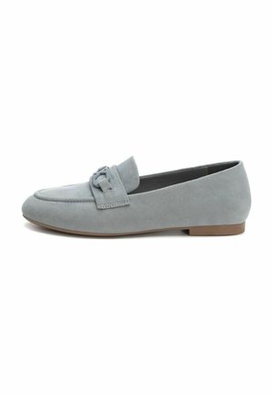 Mocasines de ante gris con suela plana, que cuentan con un adorno de lazo decorativo en la parte delantera y un diseño de punta redondeada.