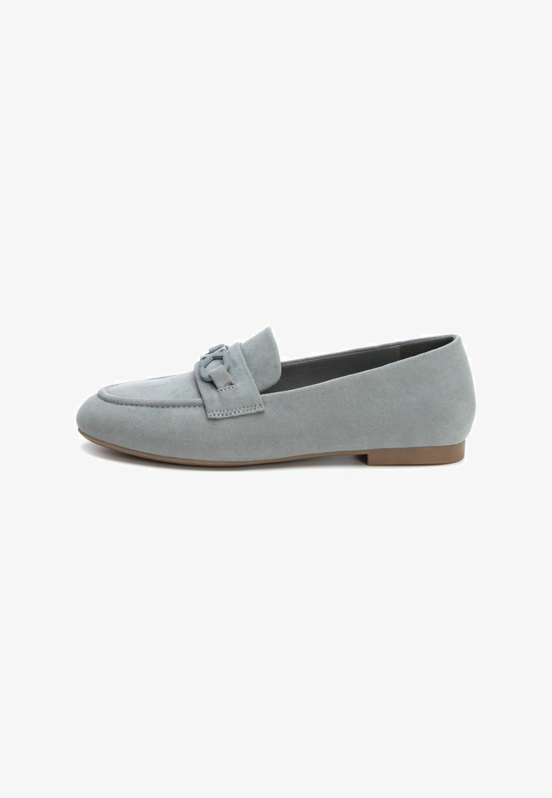 Mocasines de ante gris con suela plana, que cuentan con un adorno de lazo decorativo en la parte delantera y un diseño de punta redondeada.