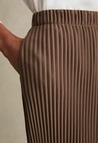 Reiss REGULAR FIT - PIPPA MIDI - Plisirana suknja - chocolate