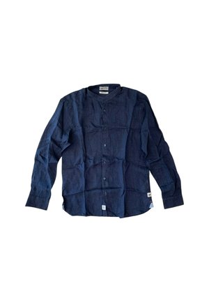 Camicia a maniche lunghe blu navy realizzata in un tessuto testurizzato, con colletto alla cinese, bottoni frontali e una piccola etichetta laterale. Aspetto stropicciato.