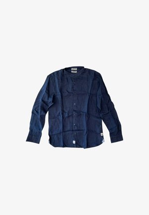 Camicia a maniche lunghe blu navy realizzata in un tessuto testurizzato, con colletto alla cinese, bottoni frontali e una piccola etichetta laterale. Aspetto stropicciato.