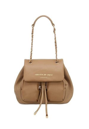Borsa a tracolla tan in materiale testurizzato, con pattina pieghevole, tracolla a catena, due tasche frontali e dettagli in metallo dorato con logo.