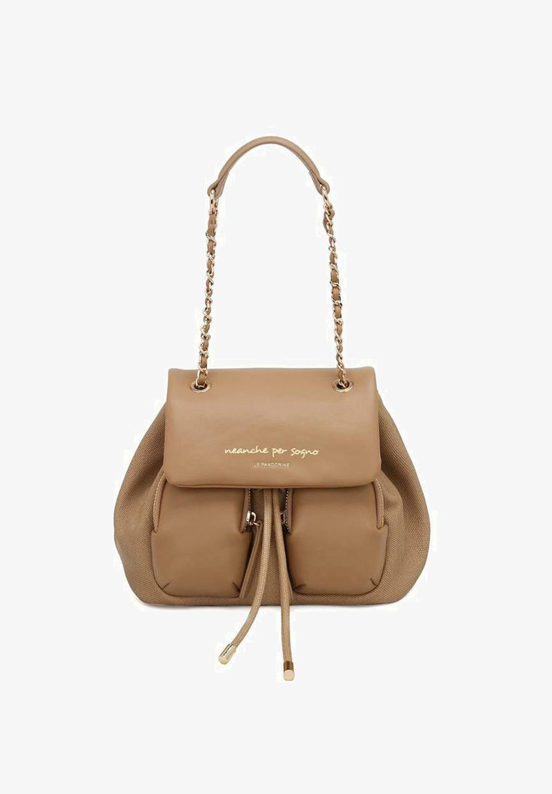 Sac à main marron en matériau texturé, avec un rabat, une bandoulière en chaîne, deux poches avant et des détails en logo métallique doré.