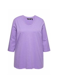 Lila V-ringad T-shirt med trekvartsärmar, tillverkad av lättviktsmaterial, har en smidig textur och enkla sömnadsdetaljer.