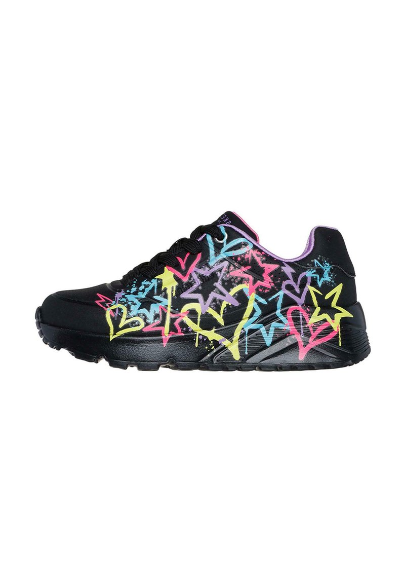 Zapatilla negra con un patrón de graffiti de estrellas coloridas en rosa, azul y amarillo. Presenta una suela resistente y cordones negros.