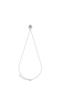 Collana d'argento con un pendente allungato e testurizzato e una delicata catena, dotata di una chiusura sicura e lunghezza regolabile.