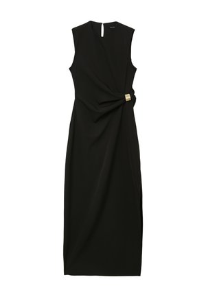 Robe maxi noire sans manches avec un drapé sur le côté rassemblé par un fermoir en métal doré et une petite fente sur le côté.