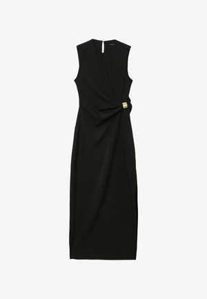 Ärmelloses schwarzes Maxikleid mit seitlichem Drapierungsdetail, das von einem goldfarbenen Verschluss gehalten wird, und einem kleinen seitlichen Schlitz.