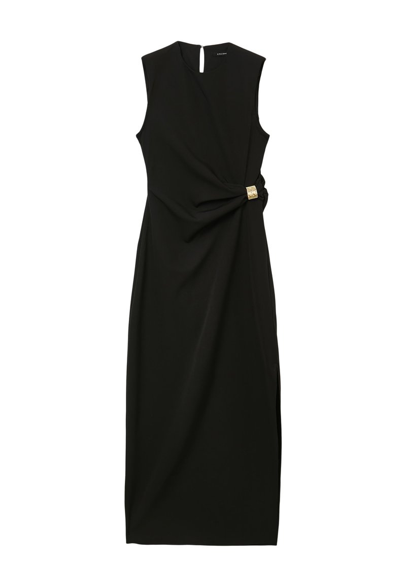 Ärmelloses schwarzes Maxikleid mit seitlichem Drapierungsdetail, das von einem goldfarbenen Verschluss gehalten wird, und einem kleinen seitlichen Schlitz.