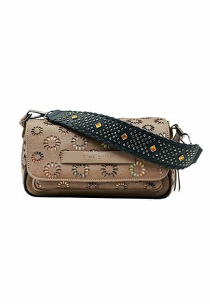 Beige leren handtas met bloemvormige uitsnijdingen, geperst "Desigual"-logo en afneembare zwarte schouderriem met studs en gele vierkante accenten.
