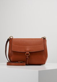 Borsa a tracolla in pelle marrone con chiusura a patta, minuteria dorata, tracolla regolabile e finitura testurizzata. Design compatto e rettangolare.