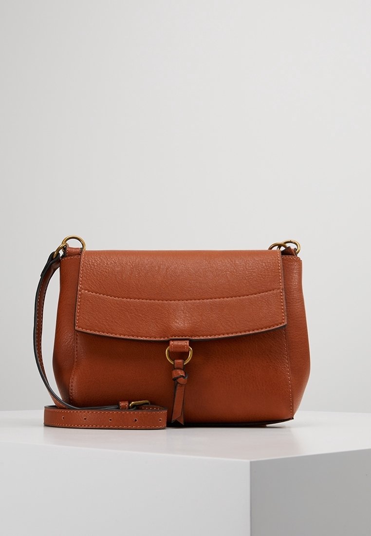 Borsa a tracolla in pelle marrone con chiusura a patta, minuteria dorata, tracolla regolabile e finitura testurizzata. Design compatto e rettangolare.