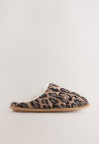 Chausson à imprimé léopard avec dessus en textile duveteux, doublure blanche douce et semelle plate de couleur fauve. Design à bout arrondi avec une forme basse profilée.