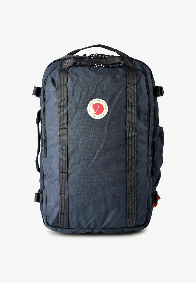 Donkerblauwe rechthoekige rugzak met dubbele verticale banden, bovenhandgreep, zijzakken en een rond rood-wit Fjällräven-logo aan de voorkant.