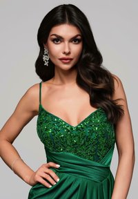 Robe verte ornée de sequins, avec un décolleté en V profond, un corsage texturé et une jupe superposée, comportant des bretelles fines et une finition en tissu lisse.