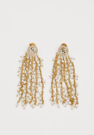 Boucles d'oreilles en forme de chandelier en ton or, présentant des brins en cascade de petites perles blanches, agrémentées d'un dessus circulaire décoratif et d'embellissements en strass.
