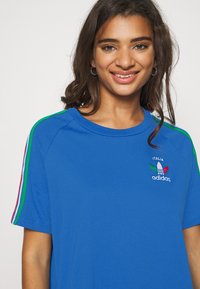 adidas Originals STRIPES SPORTS INSPIRED REGULAR DRESS - Jerseyklänning - bright royal