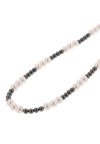 Perlekæde med skiftevis sorte og hvide kugleperler, hver med en blank overflade, jævnt fordelt i et simpelt design.