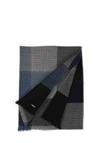 Coperta di lana in tonalità di grigio e blu con un motivo a quadri. I bordi presentano frange e un piccolo tag di marca è visibile.