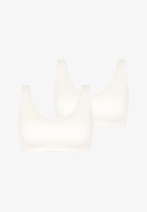 Dwa bezszwowe, białe biustonosze sportowe z dekoltem w serek i szerokimi ramiączkami, przedstawione na jednolitym białym tle.