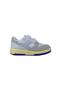 Sneakers con una toma bianca e grigia, doppie cinghie in Velcro, dettagli blu, suede testurizzato e una suola in gomma gialla. Motivo a griglia sui lati.