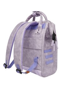 Mochila morada con un acabado texturizado, dobles asas, correas ajustables, bolsillo lateral con cremallera y tres detalles de correas horizontales.