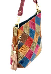 Borsa a tracolla in patchwork realizzata in pelle testurizzata nei colori vivaci di rosso, blu, oro e marrone; presenta un accentuato in catena dorata e una nappina.