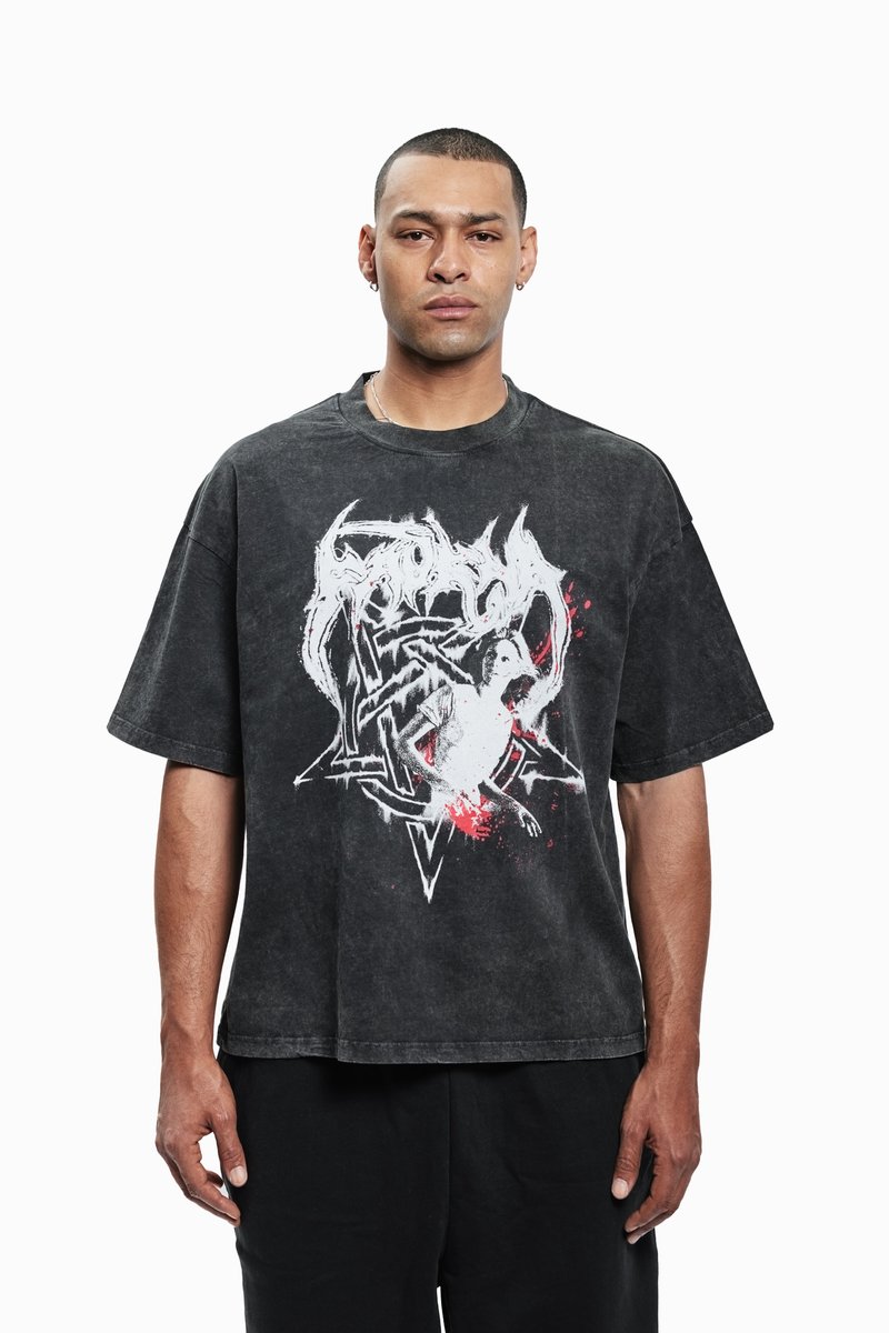 Sort oversized T-shirt lavet af bomuld, med et hvidt grafisk design med røde accenter. Korte ærmer og rund halsudskæring.