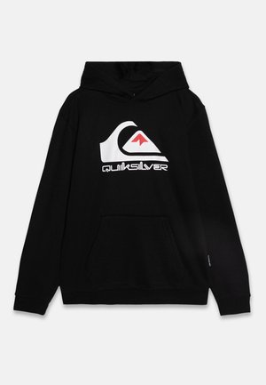 Sort hættetrøje med hvidt og rødt Quiksilver-logo centreret foran og en kanguru-lomme foran.