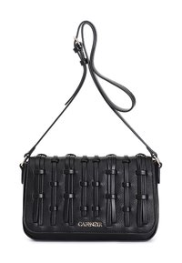 Černá kožená taška přes rameno s pletenými akcenty, obdélníkový tvar, nastavitelné rameno a logo detail na přední straně. Texturovaný povrch.