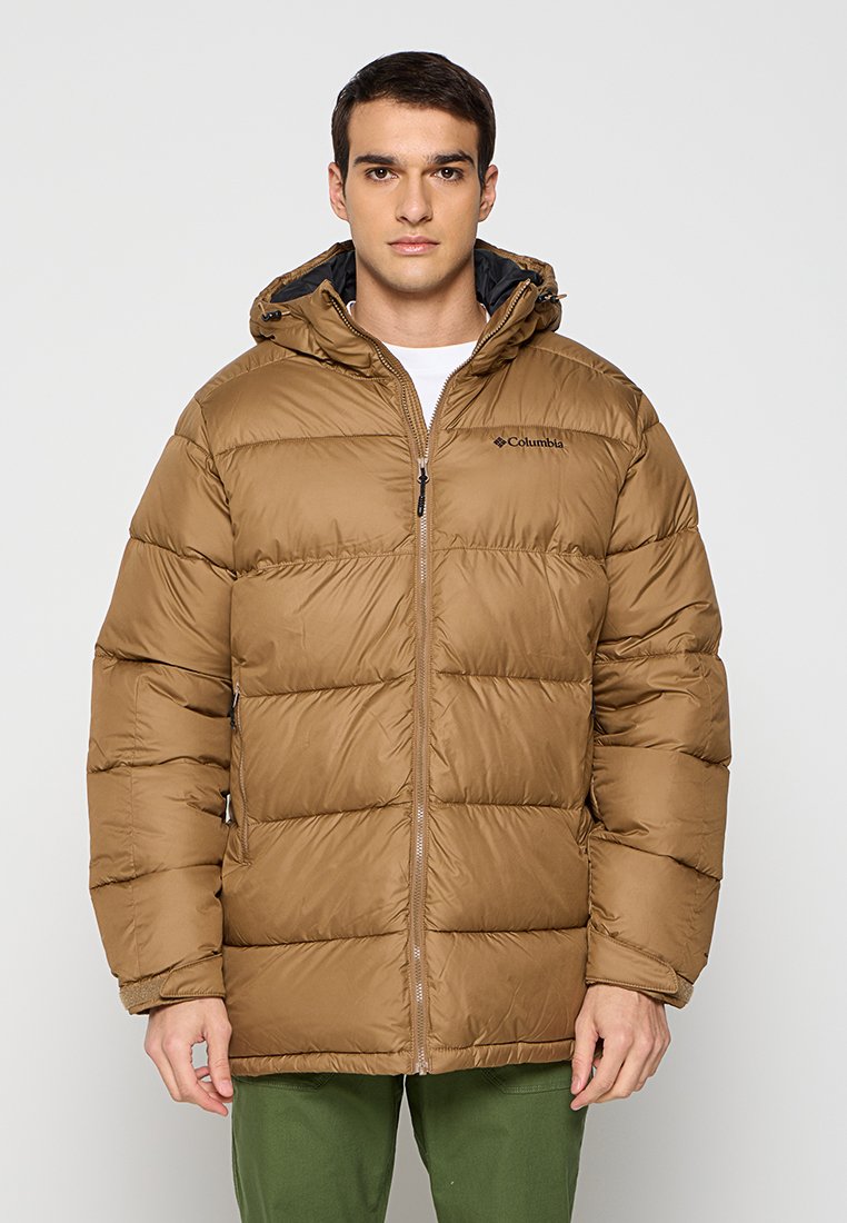 Veste matelassée marron avec capuche, fermeture éclair, design capitonné et logo sur la poitrine gauche. Texture lisse et isolée pour la chaleur.