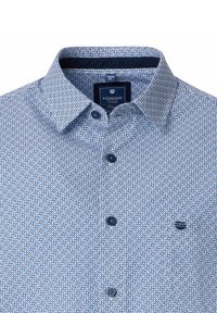 Lichtblauw overhemd met een geometrisch patroon in donkerder blauw. Voorzien van een klassieke kraag en een klein embleem op de borst.