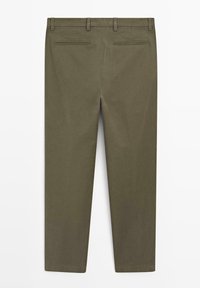 Pantalons vert olive avec une texture lisse, coupe slim et deux poches arrière avec de subtils détails de couture.