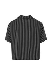 Camicia nera a maniche corte con righe verticali bianche, taglio corto e colletto. Design semplice con una texture del tessuto liscia. Vista posteriore mostrata.