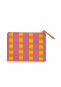 Roze stoffen zakje met gele gestreepte accenten, ritssluiting en een klein hengsel. Gladde textuur met een rechthoekige vorm.