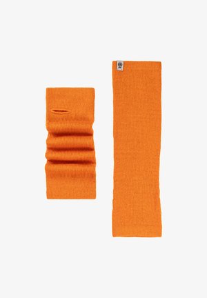 Zwei orange Strickaccessoires: eines ist ein langes, flaches Stück, das andere ein kürzeres, gerafftes Stück mit einer kleinen Öffnung in der Mitte.
