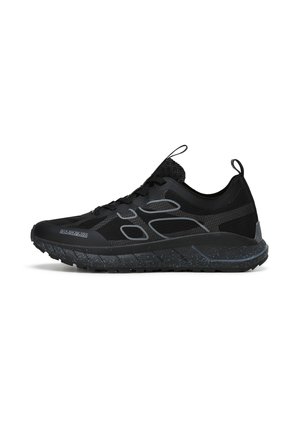 Czarny sportowy sneaker z szarymi akcentami, siateczkową cholewką, grubą teksturowaną podeszwą i pętlami do ściągania na języku i pięcie.