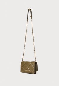 Borsa a tracolla quilted di colore verde oliva con catena, dotata di chiusura a riveno e dettagli con logo. Texture liscia con una forma rettangolare strutturata.