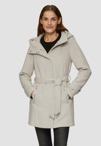 Manteau gris clair avec une capuche, des poches zippées et une ceinture à la taille. Présente une texture douce et une silhouette ajustée.
