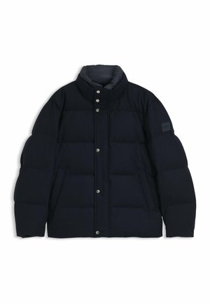 Giacca piumino di un elegante blu navy scuro. Presenta un colletto alto, chiusura con bottoni a scatto e tasche laterali. Design a trama trapuntata per un'ottima isolamento.