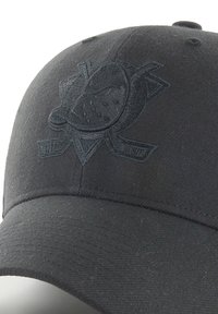 Casquette de baseball noire avec une surface texturée et un logo brodé en noir. Elle possède une visière courbée et une sangle réglable.