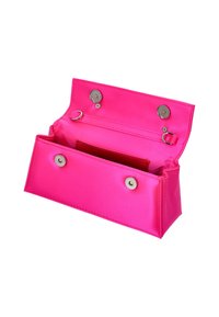Fuchsia satijnen clutch met een gestructureerde vorm, voorzien van magnetische sluitingen en een binnenvak. Gehele oppervlak met een gladde textuur.