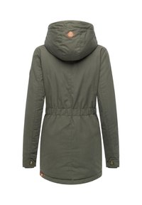 Oliwkowa parka z kapturem, z ciasnym talią i guzikiem na mankietach. Gładki, teksturowany materiał; na plecach znajduje się naszywka z logo.