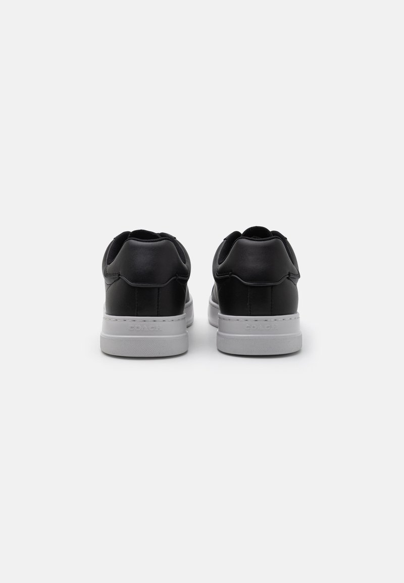 Schwarze Ledersneaker mit glatter Textur, weißen Gummisohlen und einem minimalistischen Design. Verfügt über ein Logo an der Ferse.
