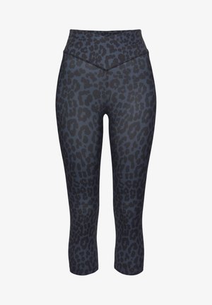 Capri leggings met een hoge taille, gemaakt van een rekbare donkere stof met een zwart luipaardprint patroon. Glad materiaal met naaddetails.